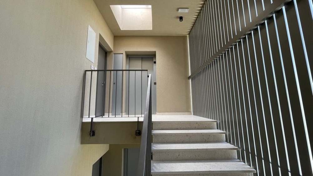 Trappa till den nya byggnaden i Vodice med tillgång till takvåningen
