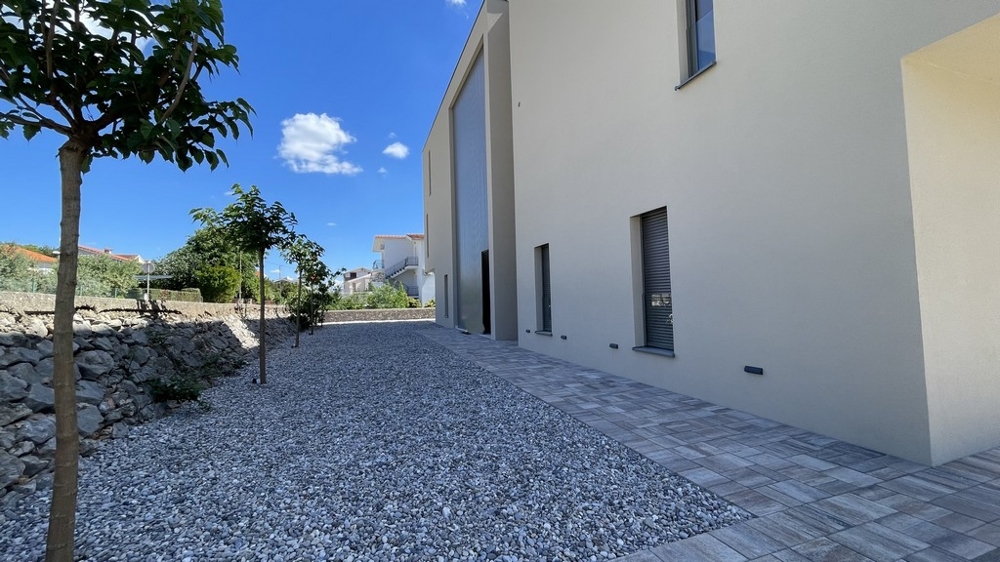 Tillgång och innergård till den nya byggnaden i Vodice med parkeringsplatser