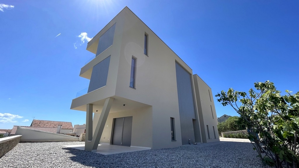 Sidovy av den nya byggnaden med en takvåning i Vodice