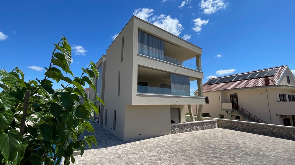Ny byggnad i Vodice med takvåning, sidovy med terrasser