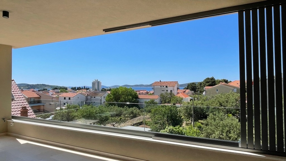 Täckt terrass i takvåningen i Vodice med utsikt över staden