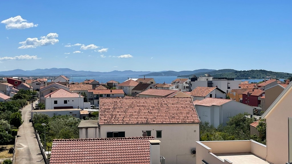 Havsutsikt från takvåningen i Vodice över stadens tak