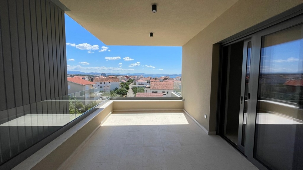 Täckt terrass i takvåningen i Vodice med glasräcken