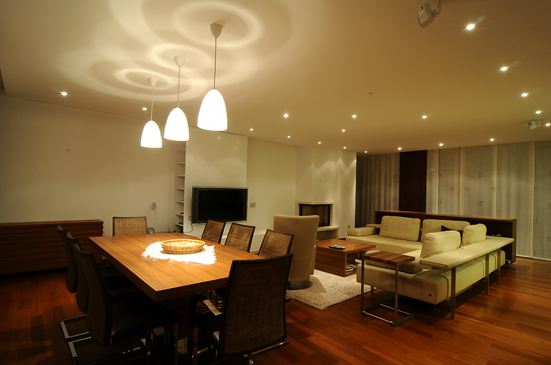 Rymligt vardagsrum och trappa till takterrassen