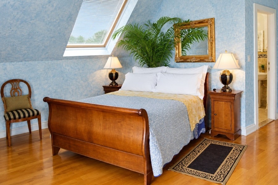 Sovrum på övervåningen med takfönster