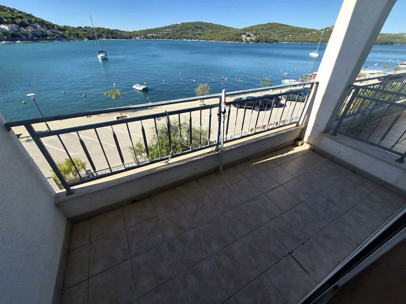 Loggia på vinden lägenhet med havsutsikt i Tisno