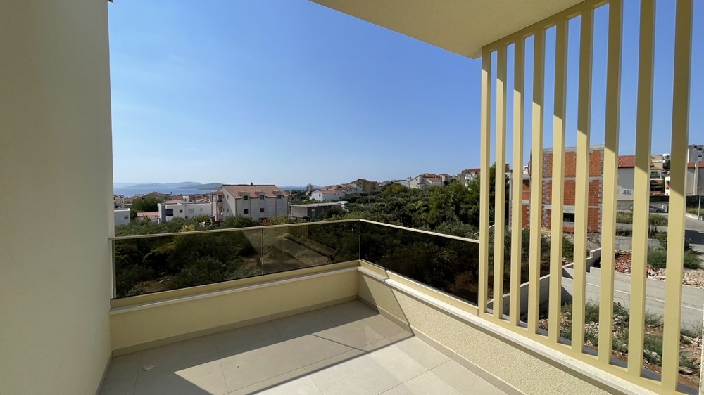 Bostadshus med terrasser i Vodice, sidovy