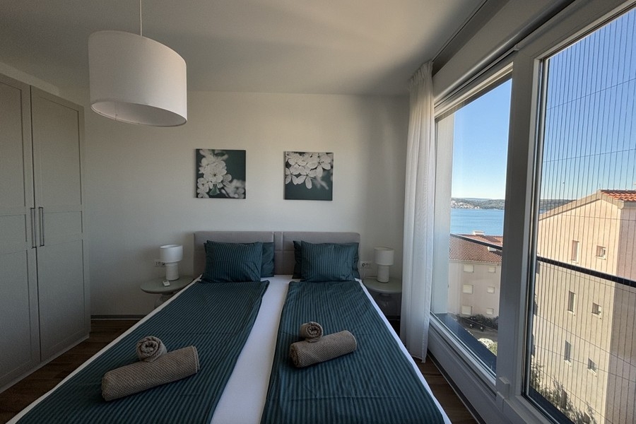 Sovrum med fönster och havsutsikt i Trogir
