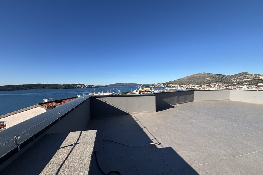 Takterrass på takvåningen med utsikt över havet i Trogir