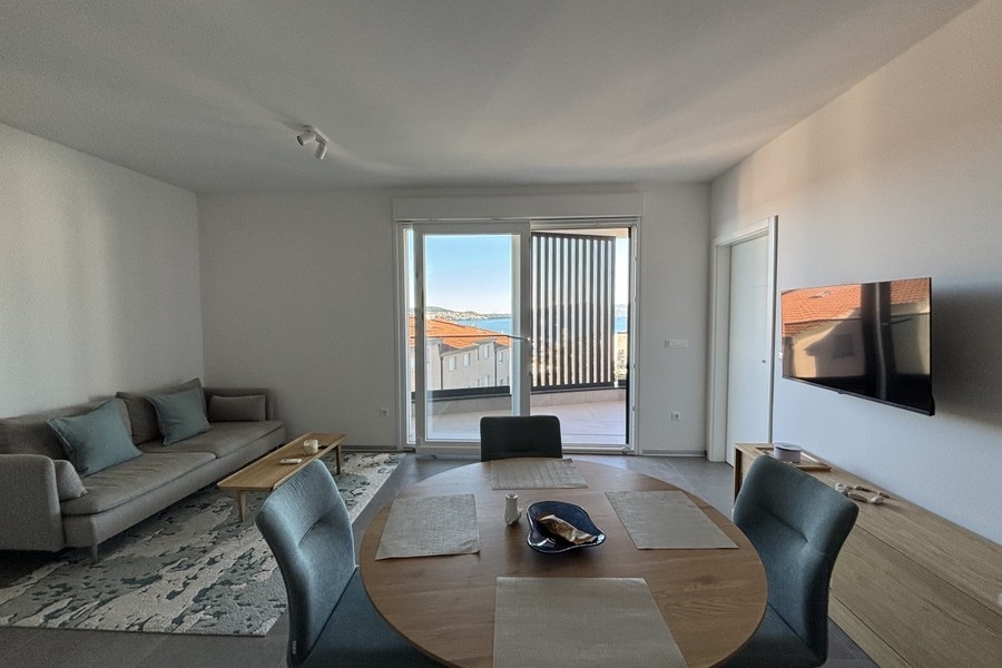 Vardagsrum med soffa och tillgång till balkongen i Trogir på Ciovo