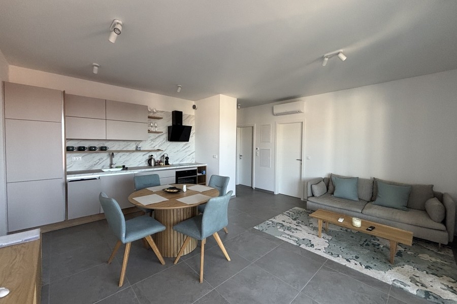 Öppet vardagsrum med kök och matplats i Trogir på Ciovo