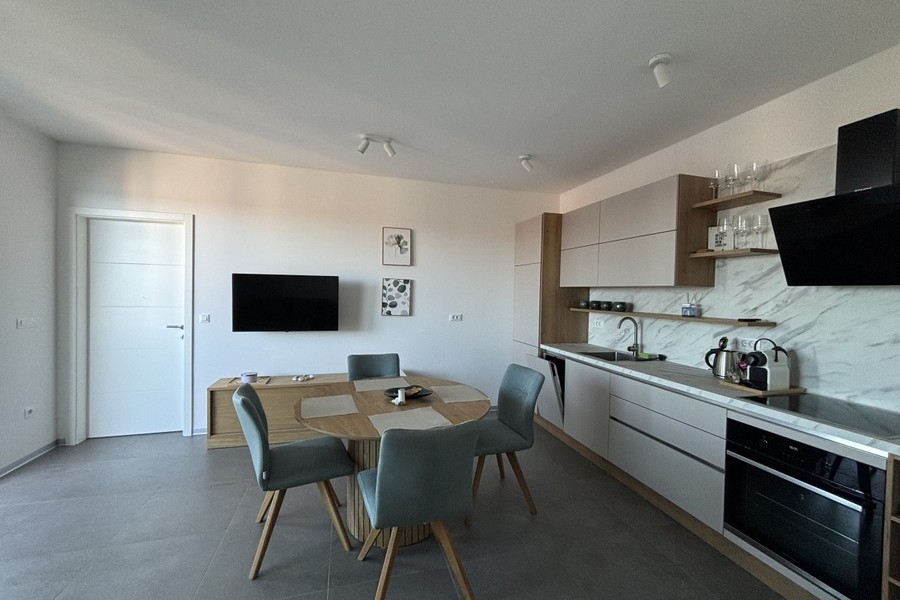 Kök med ugn och matplats i takvåningen i Trogir
