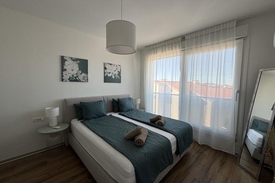 Sovrum med dubbelsäng i takvåningen i Trogir på Ciovo