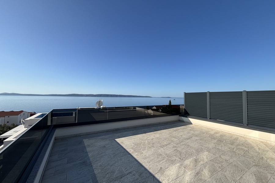 Takterrass med utsikt över havet och öarna framför Ciovo
