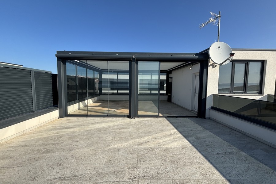 Takterrass med inglasad pergola i Okrug Gornji