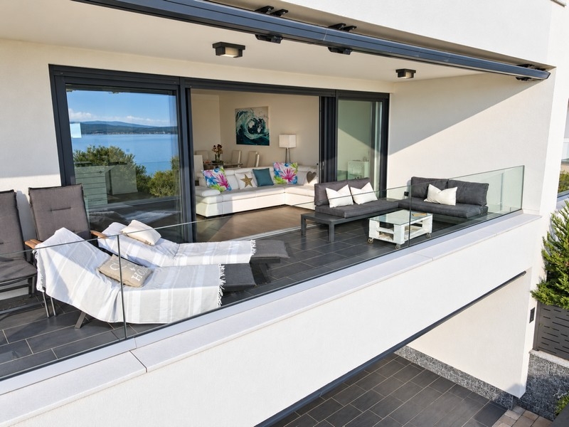 Terrass med solstolar och loungemöbler