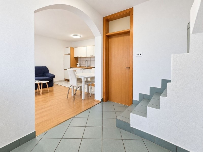 Hall med passage till vardagsrummet