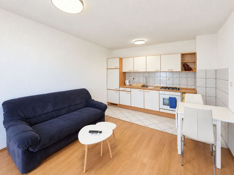 Öppet kök med matbord i vardagsrummet
