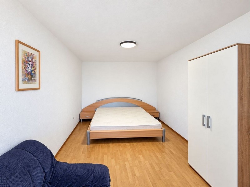 Sovrum med dubbelsäng och fåtölj
