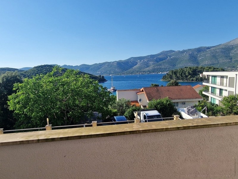 Havsutsikt från balkongen på halvön Peljesac