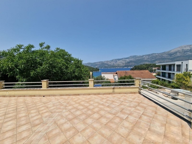 Terrass med utsikt över havet och Peljesac-halvön