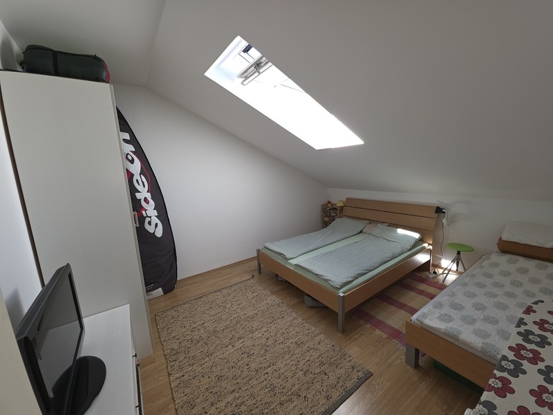 Sovrum med dubbelsäng och enkelsäng
