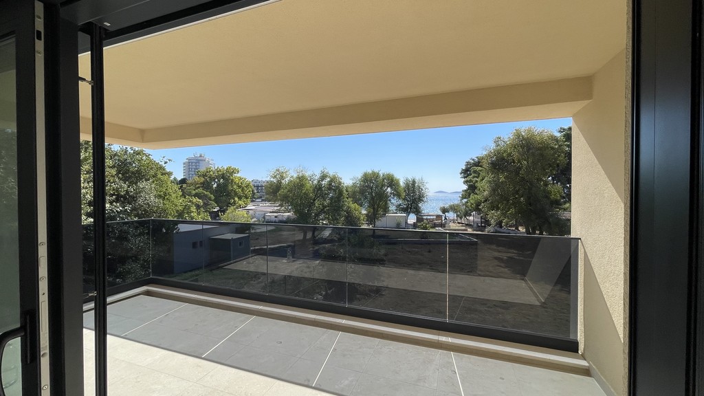Övertäckt terrass med glasräcken