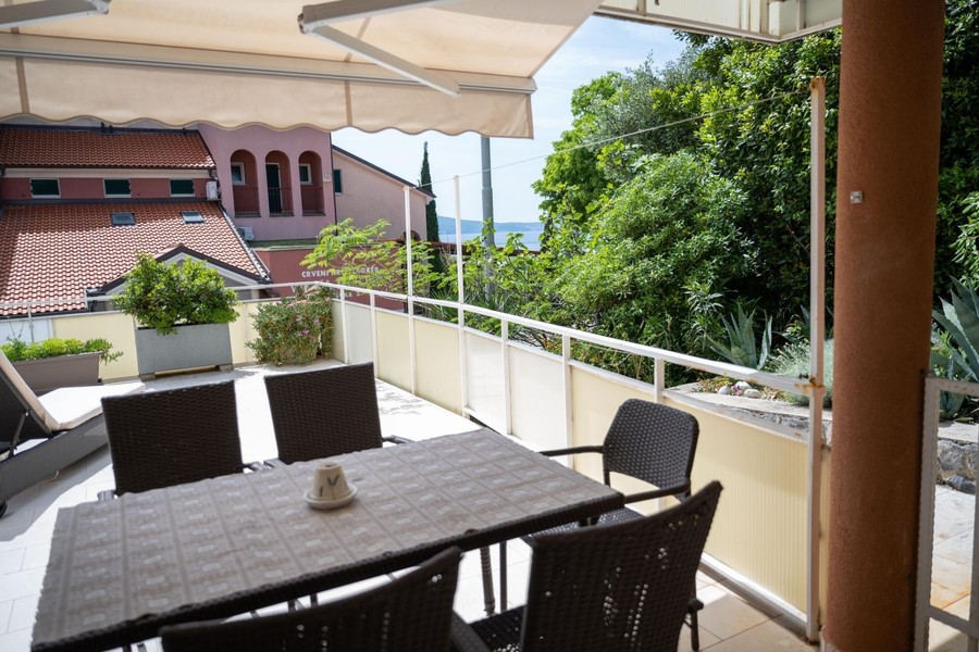 Loggia med matbord