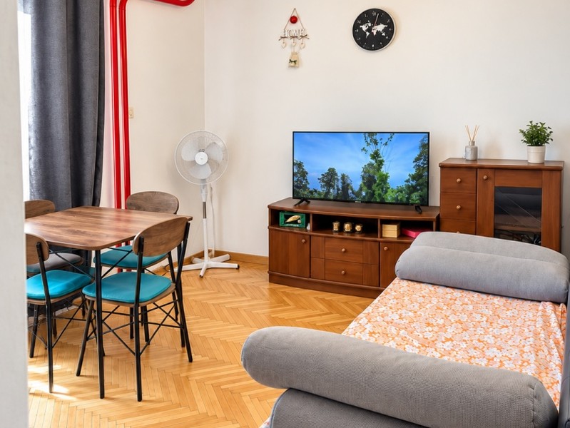 Vardagsrum med matbord