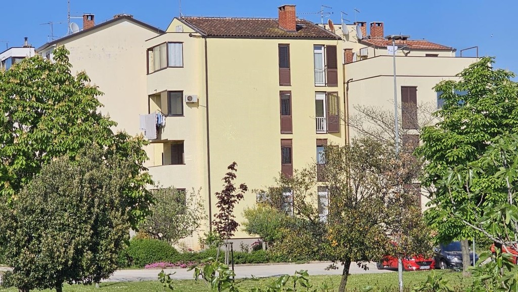 Exteriör av bostadshuset med trädgård