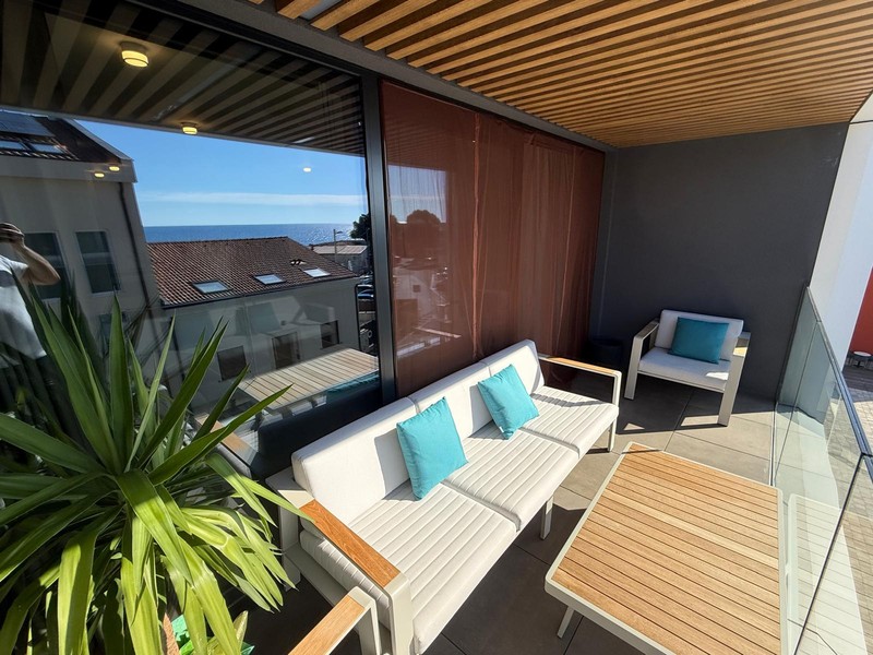 Delvis överbyggd terrass med loungemöbler