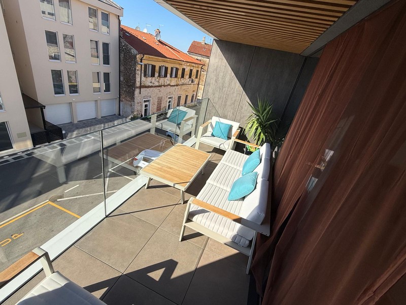 Stor terrass med loungegrupp uppifrån