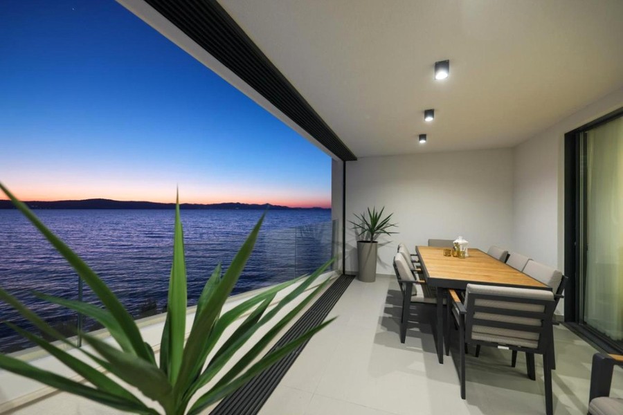 Loggia med matbord och utsikt över havet