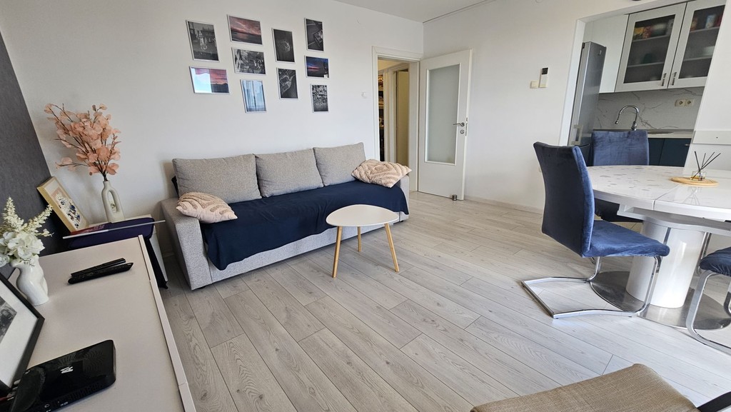 Vardagsrum med soffa och tavlor på väggen