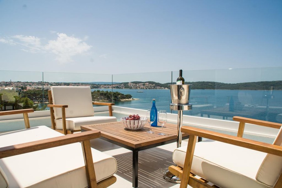 Terrass med loungemöbler och utsikt över viken