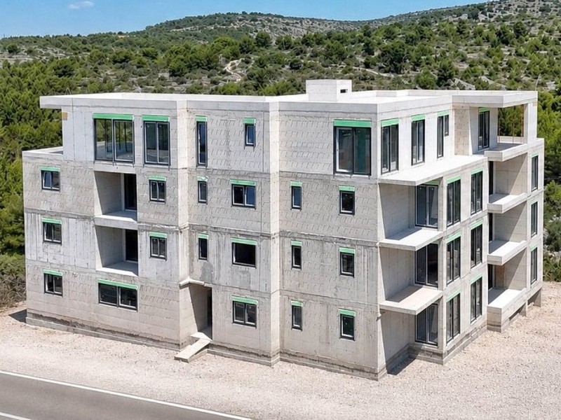 Råbyggnad av bostadshuset sett från gatan