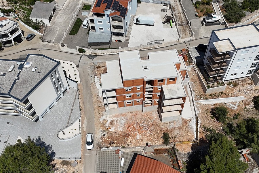 Byggarbetsplatsen för bostadshuset uppifrån