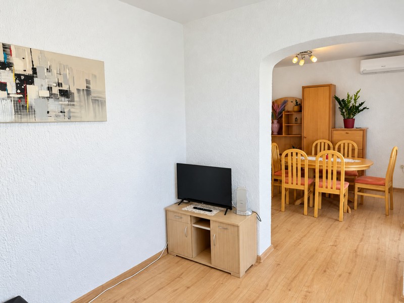Vardagsrum med TV och matbord