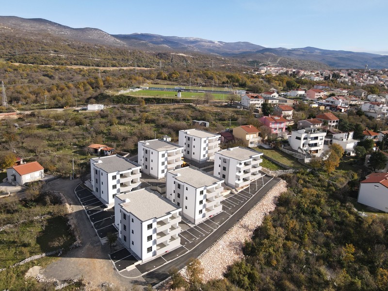 Bostadshus i sluttningen med berg i bakgrunden