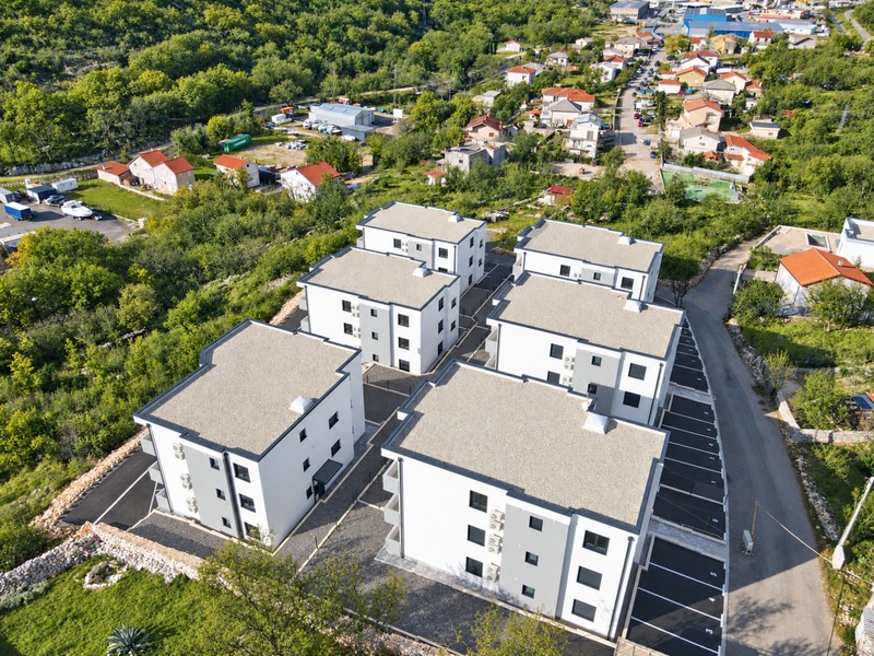 Bostadshus med parkeringsytor uppifrån