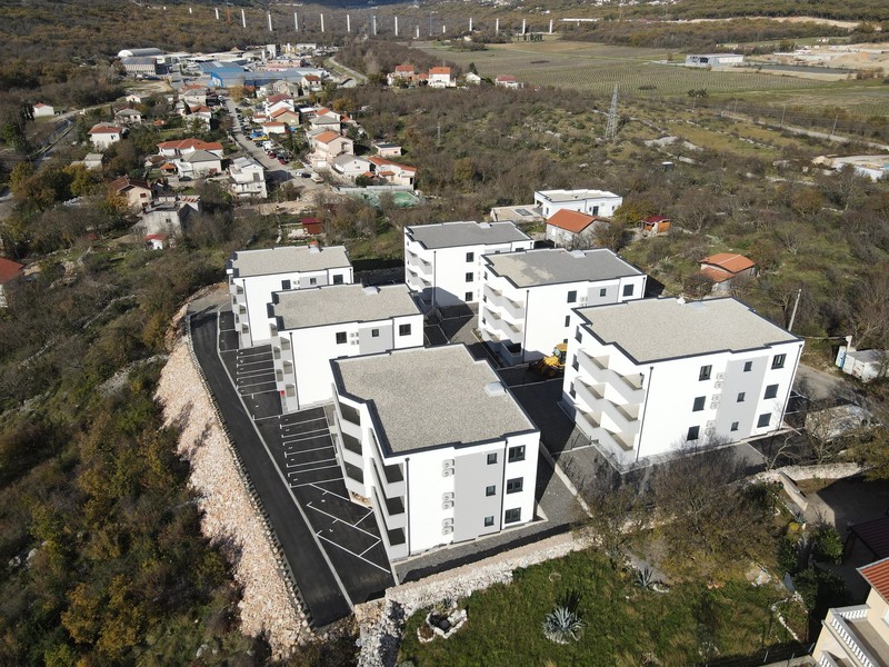 Flygfoto över anläggningen ovanför orten