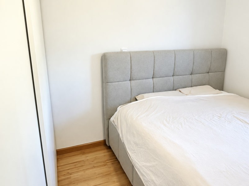 Sovrum med sängram i tyg