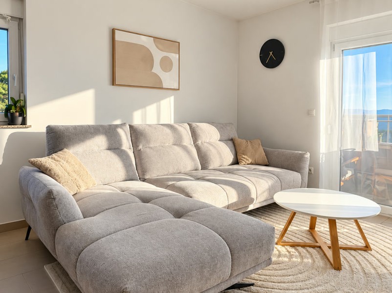 Soffa med rund soffbord