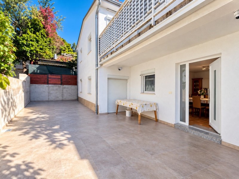 Kakelbelagd gård framför bostadshuset