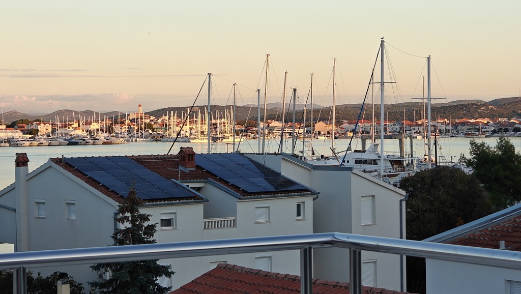 Lägenhet med takterrass och utsikt över hamnen i Murter, Dalmatien