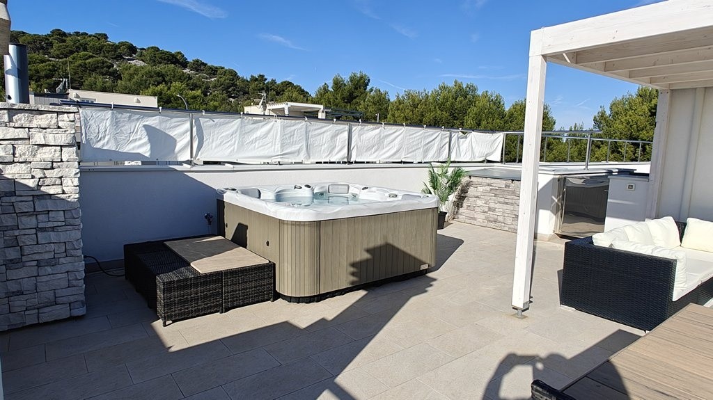 Takterrass med jacuzzi och pergola