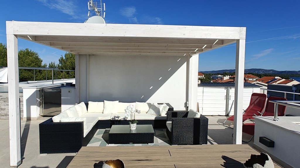 Sitthörna under pergolan på takterrassen
