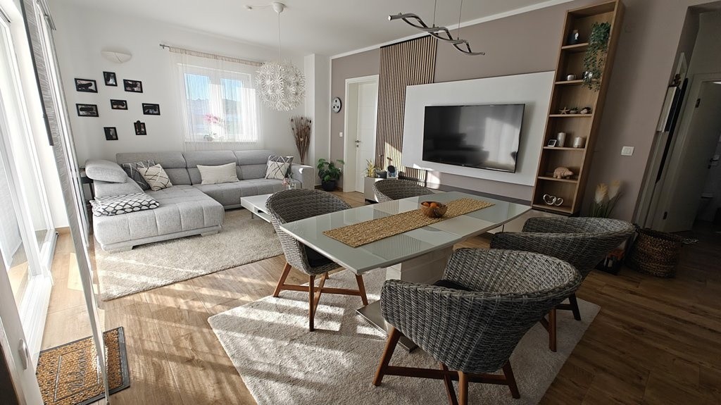 Vardagsrumsdel med soffa och matta