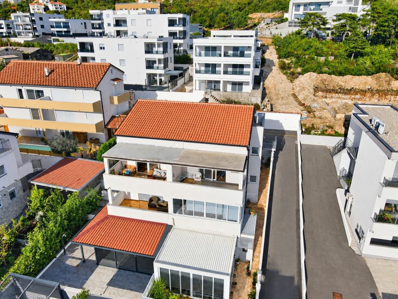 Bostadshus med rött tak sett uppifrån