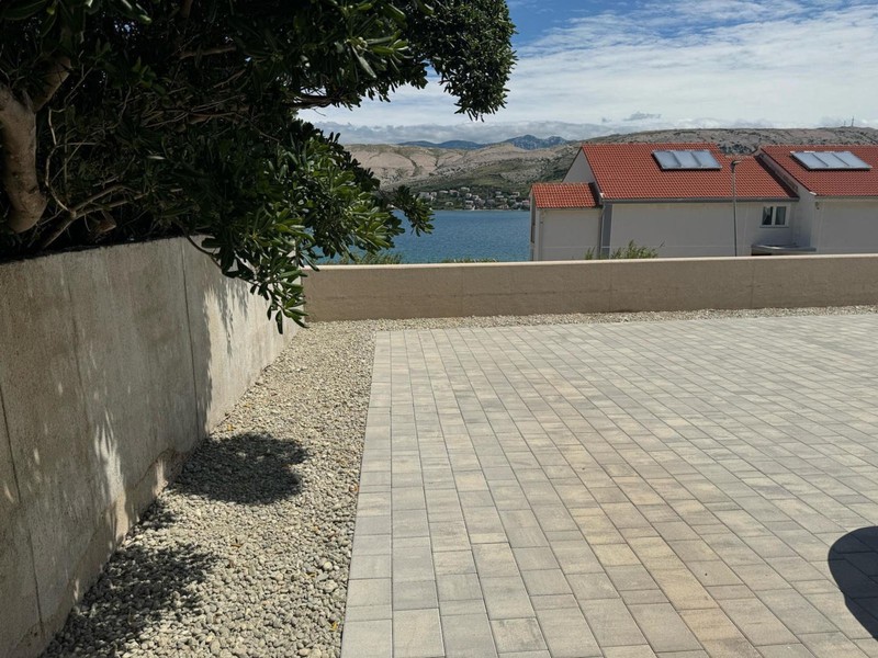 Kaklad gård med mur och havsutsikt